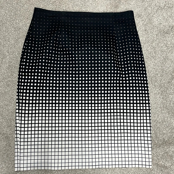 Worthington Pencil Knee Skirt Black White Fading Squares Pattern Unlined Sz 10 - Picture 1 of 7